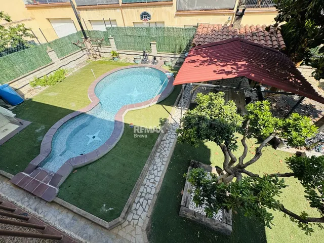 Amer | Exclusiva vivienda familiar de 6 habitaciones con pis