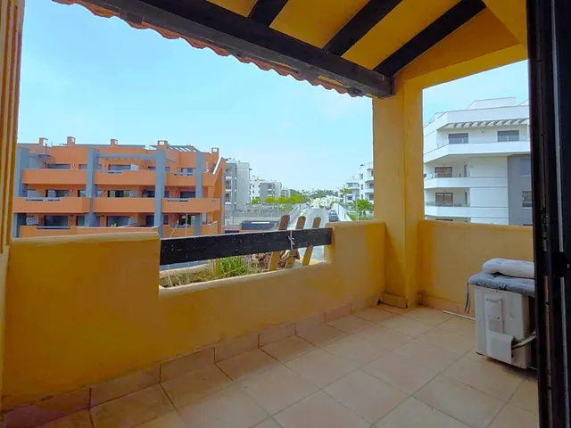 Magnífica y espaciosa casa adosada de 4 plantas (aprox. 176 m2). Varias terrazas y gran zona de piscina comunitaria. Cerca de campos de golf, La Zenia Boulevard, y a poco más de 5 km de las playas. — 29
