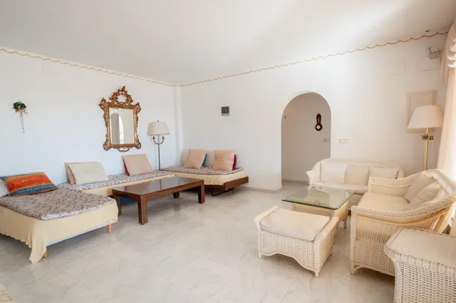 Amplia villa con vistas panorámicas al mar y pista de tenis privada en Calpe — 29