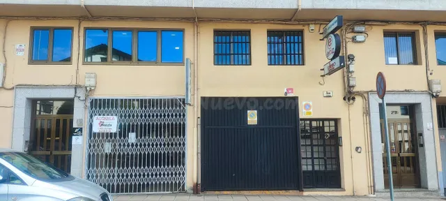 Gran local de 370 m2 con vado, almacén y oficinas junto a la