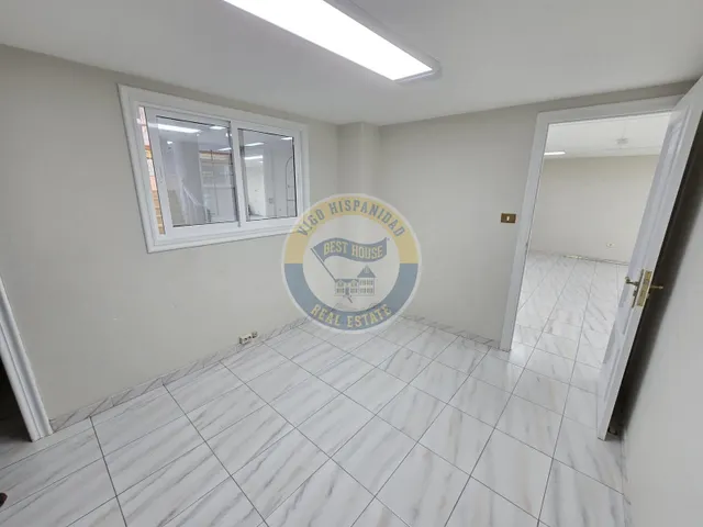 Bajo comercial de gran visibilidad — 23