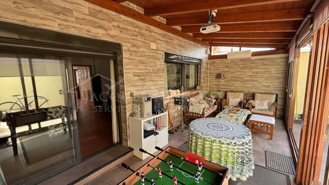 ESPECTACULAR ADOSADO CON GRAN PATIO Y PISCINA COMUNITARIA EN