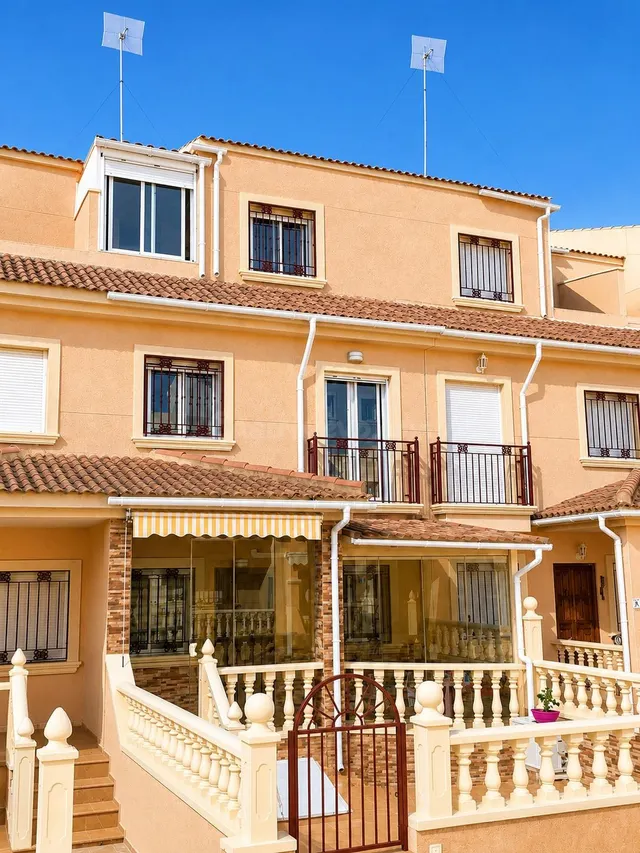 Casa adosada de diseño reformada con terraza acristalada y a