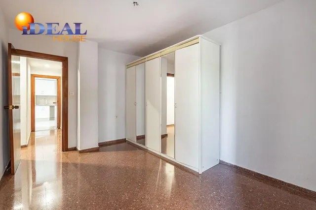 Piso con plaza de garaje cerrada junto a La Inmaculada, frente al río Genil. — 11