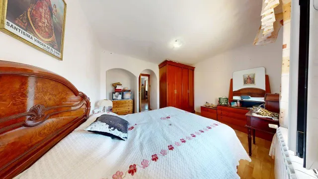 CASA UNIFAMILIAR de 170m2 útiles sobre parcela de 265m2. Distribuido en sótano con bodega, salón, cocina, dos baños, cuatro habitaciones y buhardilla diáfana — 28