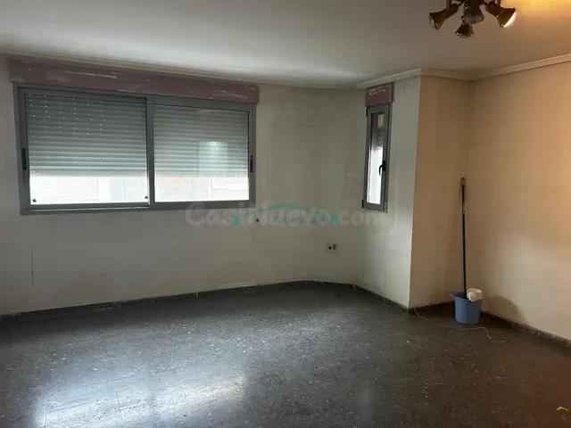 Vive en pleno centro de Llíria y crea un hogar completamente - foto 4
