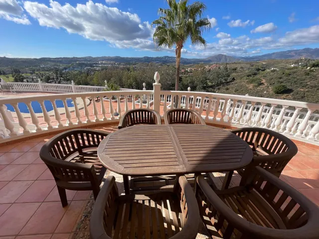 Exclusiva villa en Mijas Golf con vistas a la montaña y piscina privada — 2