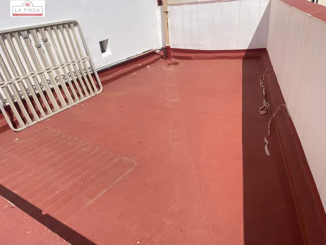 Edificio  con local comercial en plena Calle Victoria — 27