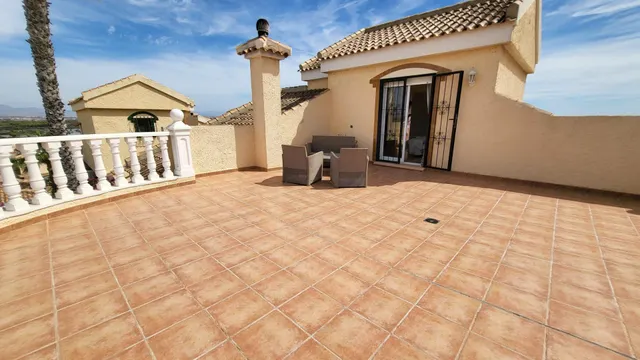 Chalet esquina de 3 Dormitorios y 3 Baños en parcela grande arreglada de 600m2 con piscina y garaje privado — 10