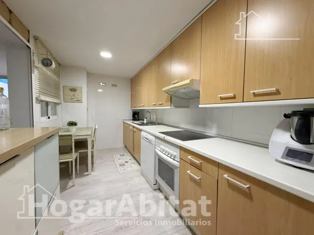 Excelente ubicación y reforma integral en este luminoso piso exterior con terraza, garaje y piscina comunitaria — 8