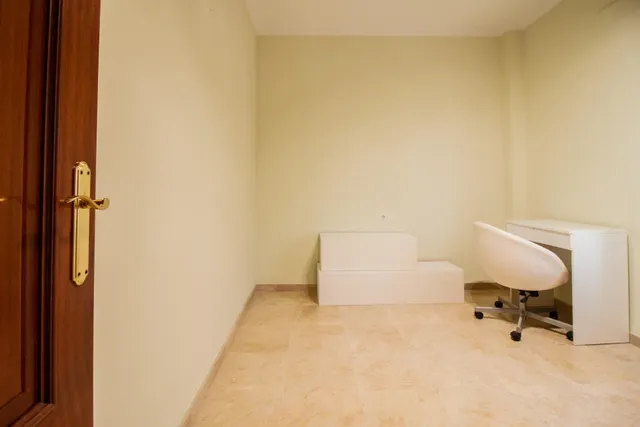 ¡Tu nuevo hogar en Bormujos! Magnífico chalet en alquiler con patio. — 34