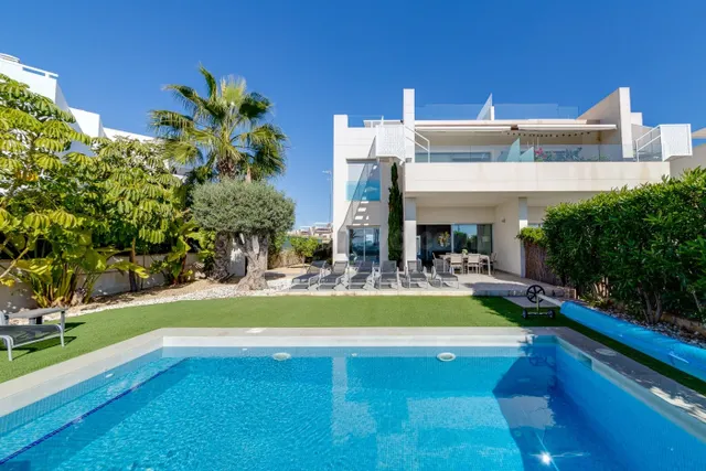 ESTUPENDO BUNGALOW PLANTA BAJA 3 DORMITORIOS CON PISCINA Y J