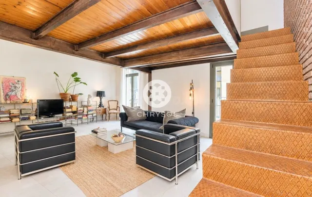 Loft industrial único en El Born · 104 m2 · techos de hasta 4,5 m · altillo de 22 m2 · dos balcones — 4