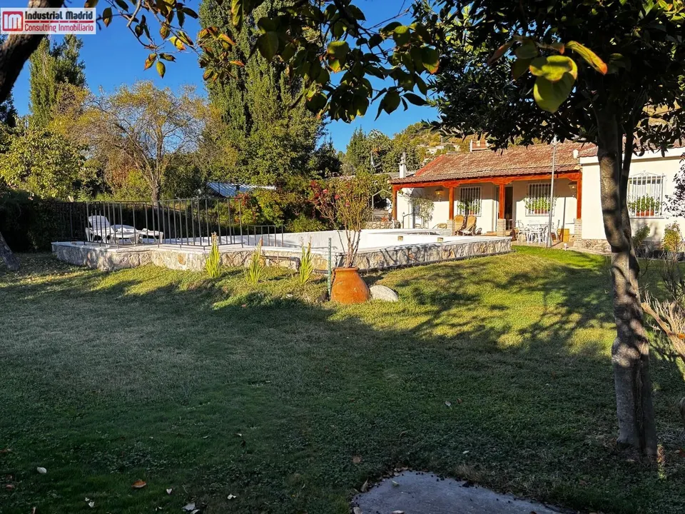 Chalet rústico independiente con piscina privada y gran parcela en Valdilecha