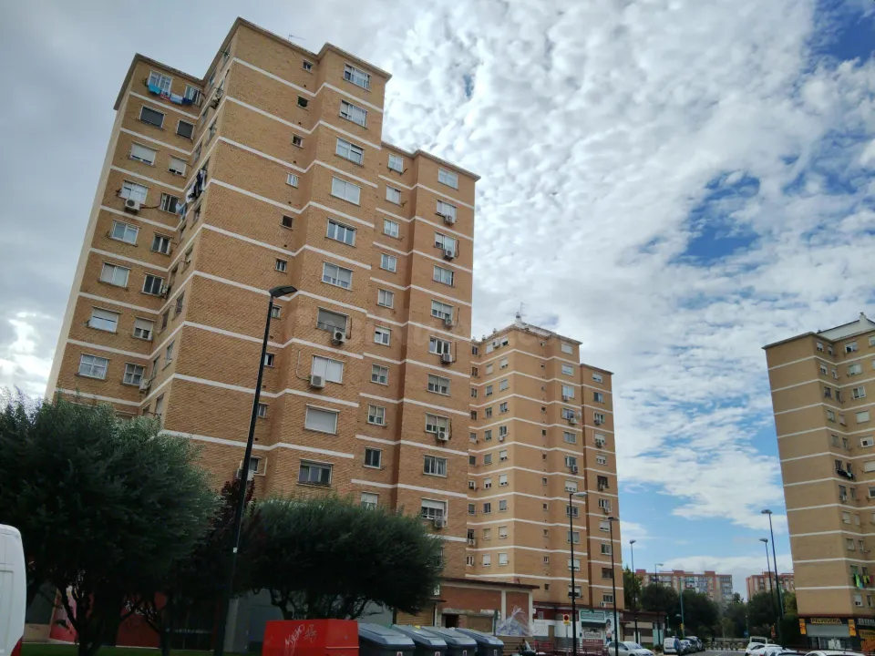 Piso de 62m2 útiles con PLAZA DE GARAJE!!! Distribuido en tres dormitorios, salón, cocina y baño