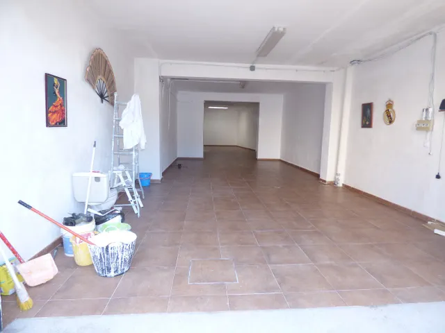 Local situado en Marina Española, de 96 m2, reformado, con pavimento de gres, dos estancias y dos aseos. — 10