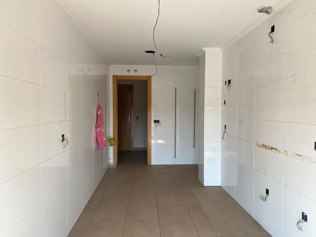 SE VENDE APARTAMENTO, COCINA, SALÓN, 2 HAB., 2 BAÑOS, ASCENSOR, TRASTERO, PLAZA DE GARAJE, NECESITA REFORMA. — 3