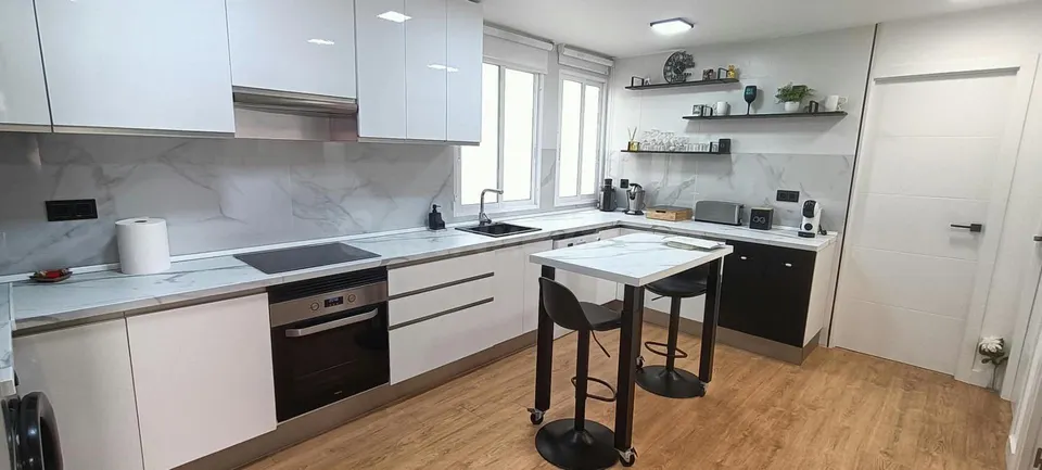 MAGNIFICO PISO DE TRES DOMITORIOS Y DOS BAÑOS REFORMADO CERCA DEL MAR