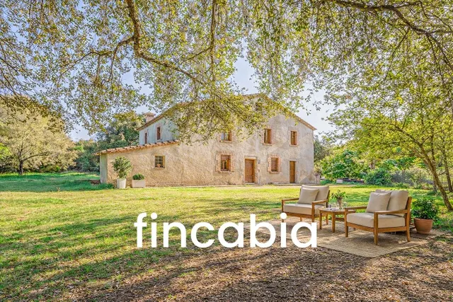 Masía catalana en venta en Sils con 210.000 m2 de terreno y  - foto 3