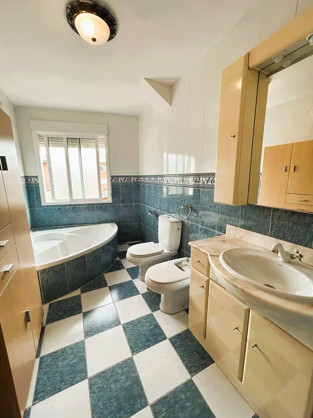 SE VENDE AMPLIO PISO EN CALLE ZARAGOZA — 25