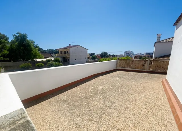 Exceptional Detached Corner Villa with Swimming Pool and Prime Location — 24