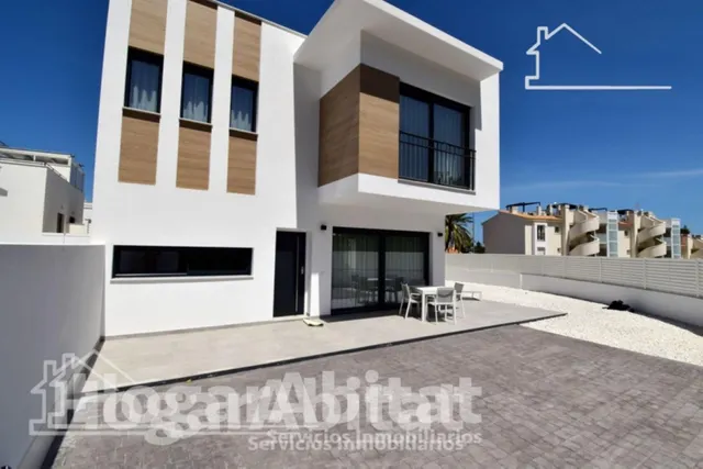 CHALET NUEVO CON PISCINA, GARAJE Y TERRAZA — 26