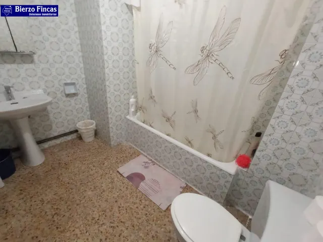 SE VENDE AMPLIO PISO EN PONFERRADA — 31