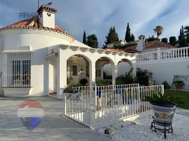 VILLA INDEPENDIENTE CON PISCINA, GRANDES TERRAZAS Y VISTAS AL MAR EN BENAJARAFE — 11