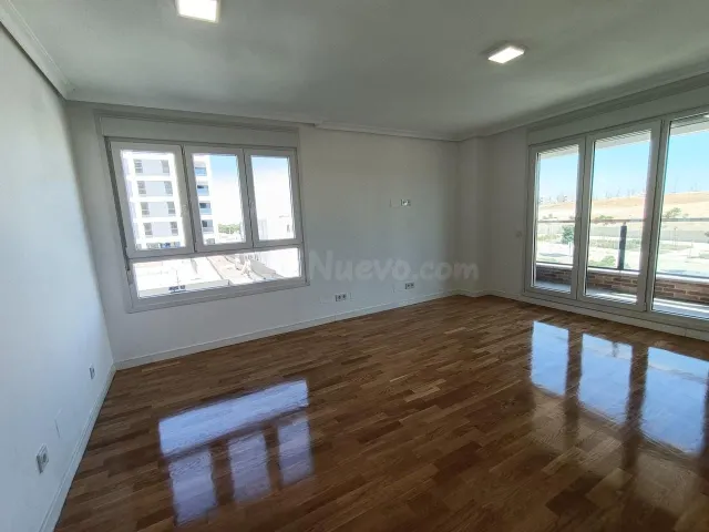 ESPECTACULAR PISO CON TERRAZA EN PRIMERA LINEA DE PARQUE - foto 3