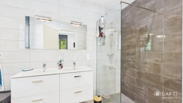Casa moderna con cuatro habitaciones, piscina y garaje — 9