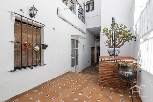 Casa tradicional con patio y acceso por dos calles en el centro de Ayamonte — 24