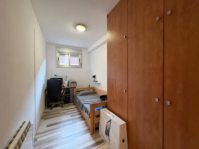 REFORMADO Y CON ENTRADA INDEPENDIENTE EN LES CORTS. — 19