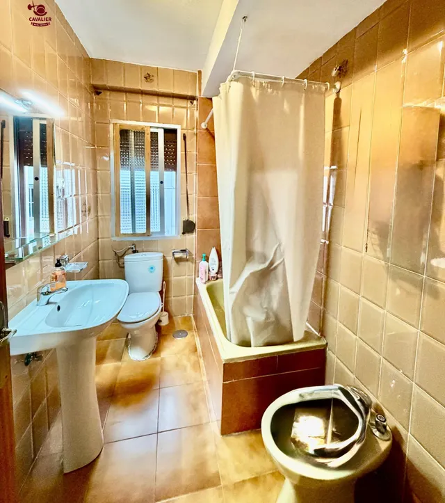 Piso exterior de 88m2 con 4 dormitorios para REFORMA INTEGRAL, con soleado salon comedor con acceso directo a una luminosa terraza exterior y cocina con tendedero,. — 21