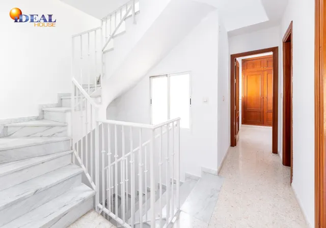 Vive en el corazón de Armilla: 4 dormitorios, patio, terraza y garaje — 3