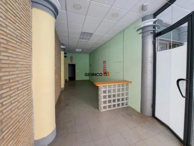 LOCAL CÉNTRICO DISPONIBLE EN VENTA O ALQUILER — 11