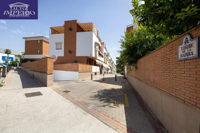 AMPLIA CASA ADOSADA DE 241 m2 CON 4 DORMITORIOS, GARAJE, SÓTANO, PATIO Y TERRAZAS — 2