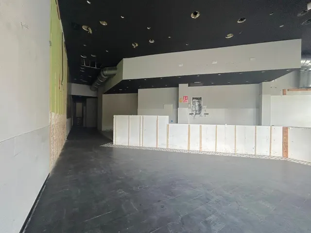 LOCAL COMERCIAL EN VENTA, AVDA. REINA VICTORIA EUGENIA — 7