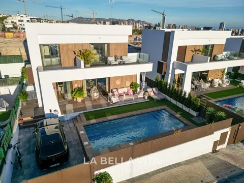 Villa moderna con sótano y piscina privada en venta en Finestrat - Benidorm
