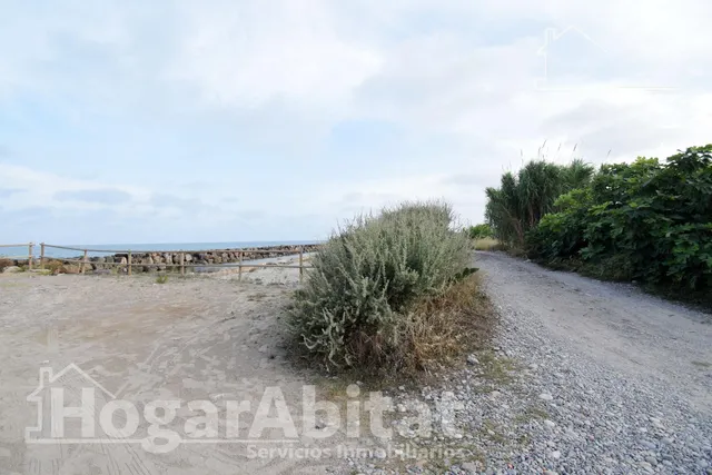 TERRENO URBANO EN PRIMERA LÍNEA JUNTO AL MAR — 13
