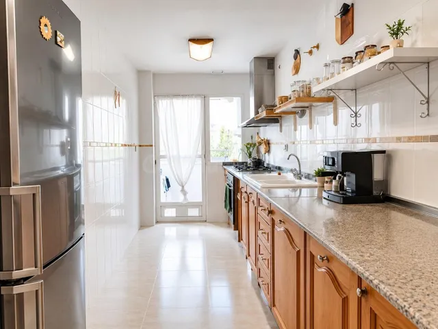 Piso luminoso de 4 habitaciones con balcón y ascensor en Aldaia — 4