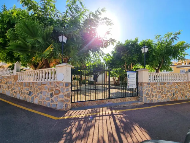 Adosado de 3 dormitorios con solárium, parking y piscina comunitaria en Monte y Mar — 40