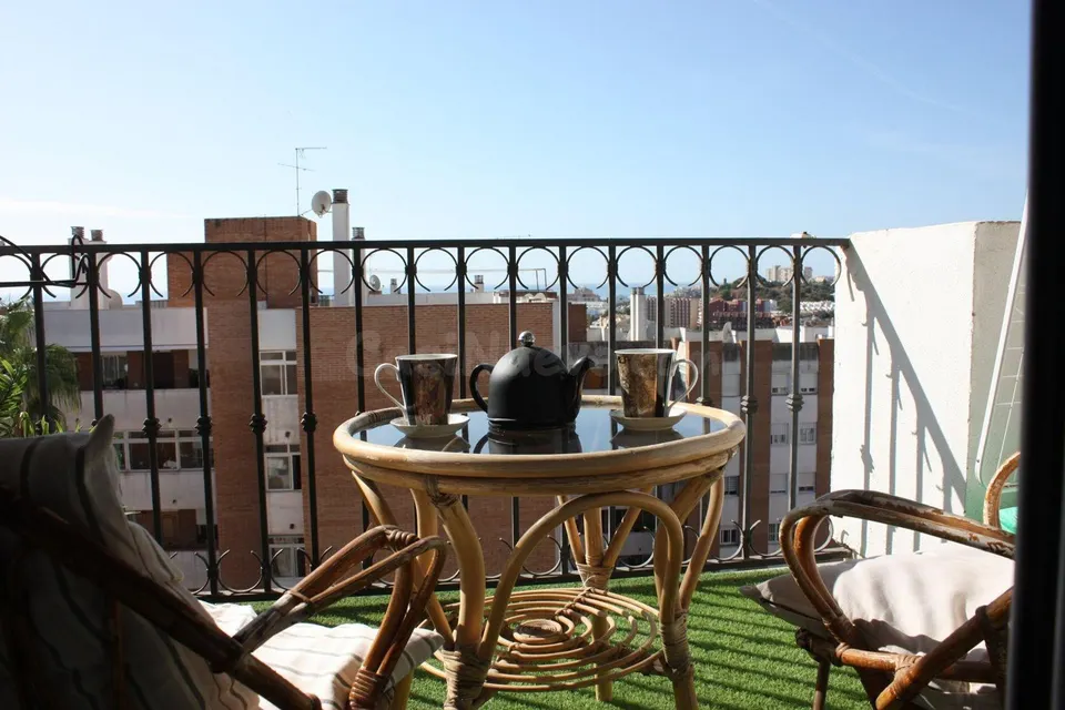 Piso con terraza, vistas al mar y plaza de garaje en Arroyo de la Miel, Benalmádena