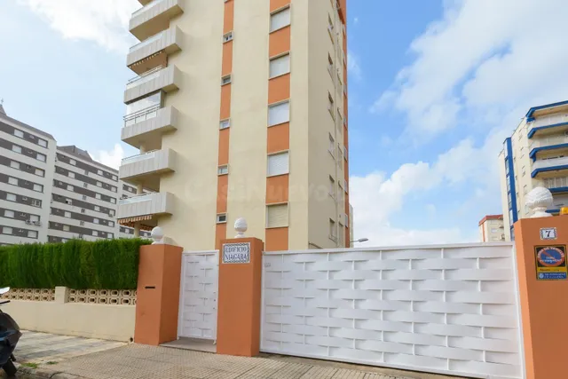 APARTAMENTO REFORMADO CON TERRAZA, PISCINA Y PARKING A 150 M - foto 5