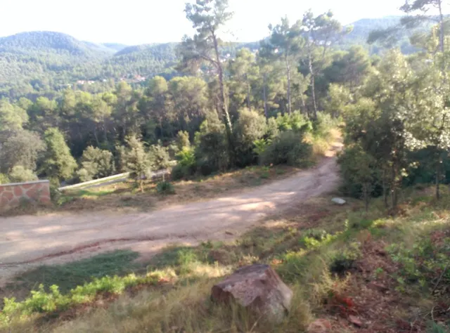 Espectacular terreno que da a dos calles, en Corbera de Llobregat, cerca Hotel Can Fisa. — 8