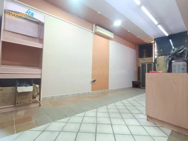 Amplio Local Comercial Reformado en San Roque, Calle Isidro  - foto 4