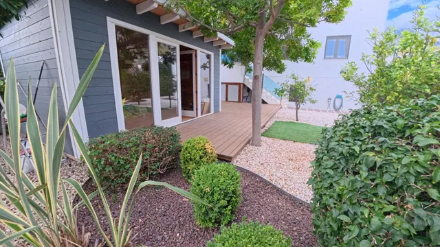 Amplio apartamento de esquina en planta baja con parcela y estudio exterior — 31