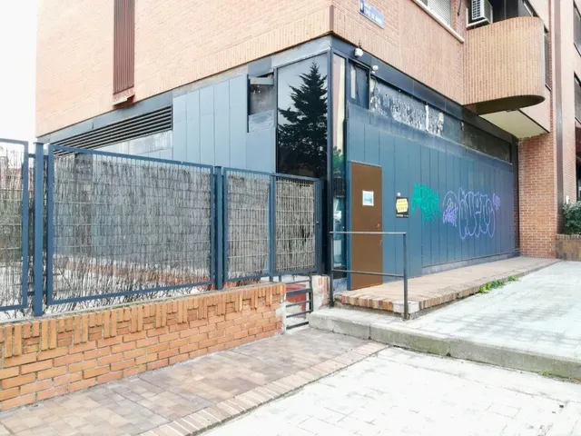 LOCAL COMERCIAL EN VENTA EN RENTABILIDAD EN C/ LOPEZ DE HOYOS 456. — 11