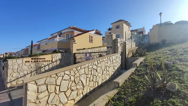 SE ALQUILA CHALET POR LARGO TIEMPO DE 3 DORMITORIOS Y 2 BAÑOS EN VILLA MARTIN (ORIHUELA COSTA) — 24
