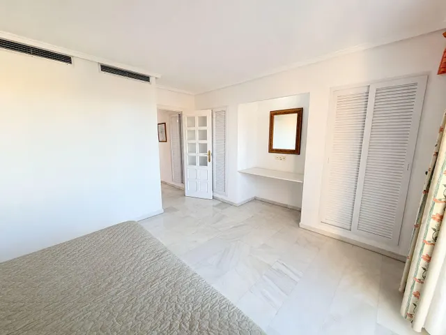 Apartamento con una gran terraza esquinera en  la urbanización Arpón II, en el kilómetro 4 de La Manga del Mar Menor. — 21