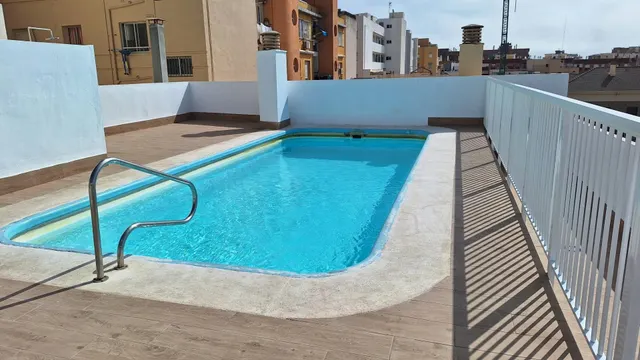 PISO EN MUY BUEN ESTADO DE CONSERVACIÓN CON PISCINA COMUNITARIA Y GARAJE EN EL MISMO EDIFICIO — 26